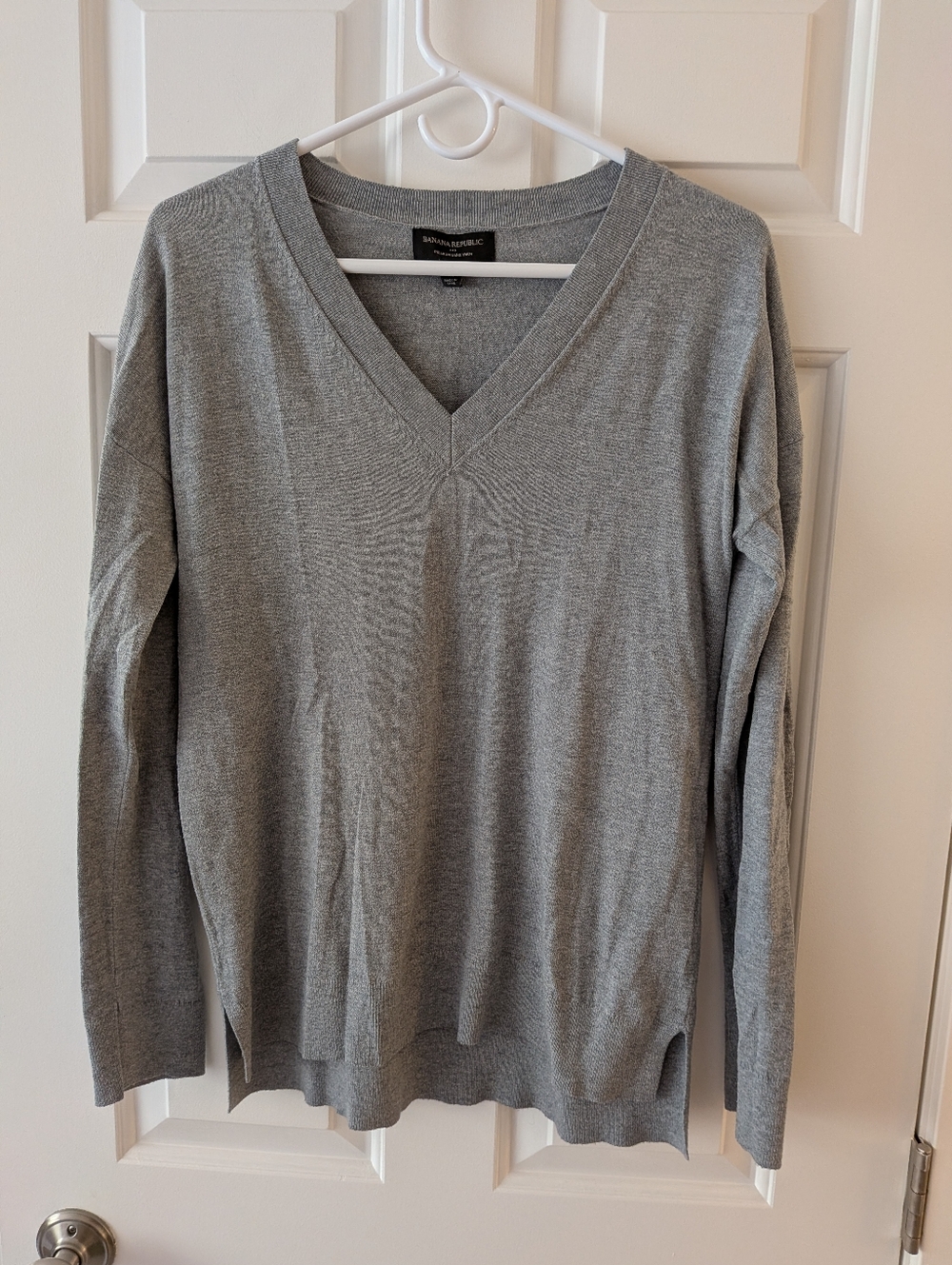 Women's Banana Republic Light Gray V-Neck Sweater Size M